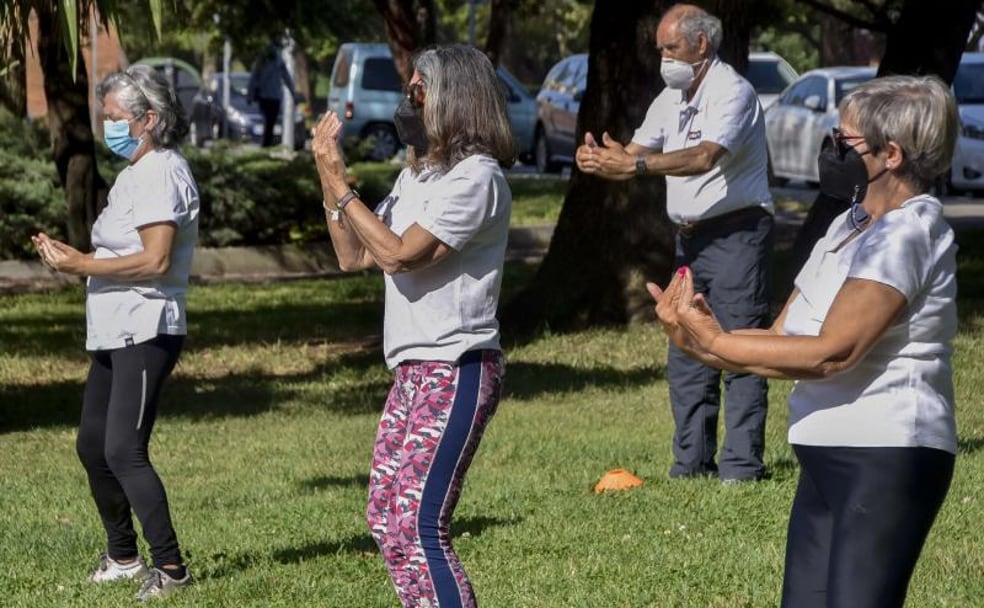 Varios voluntarios participan en la exhibición en el parque del polígono La Paz. /C. MORENO