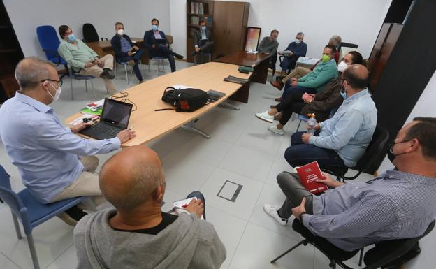 Integrantes de la mesa negociadora del convenio del campo, ayer, en la sede de UGT en Mérida. /J.M. ROMERO