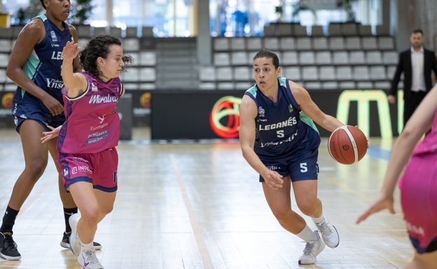 Isabel Latorre bota ante la defensa de Alicia Morales. /FEB