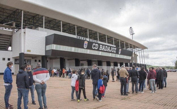 Colas en el Nuevo Vivero para acceder al último partido del Badajoz ante el Real Madrid Castilla. /PAKOPÍ