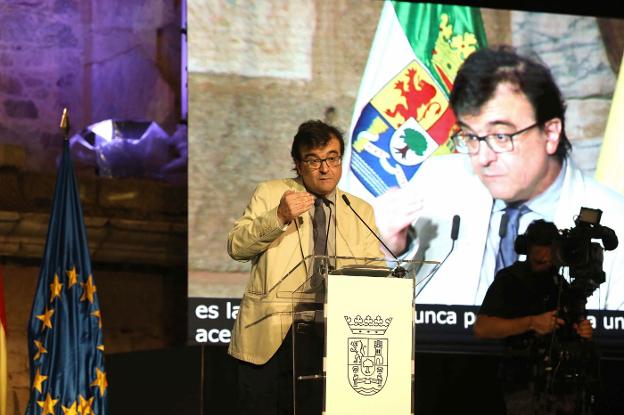 Javier Cercas, en el acto del Día de Extremadura en el que pronunció el discurso ahora tergiversado . / HOY