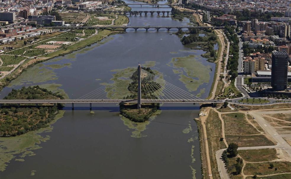 Vista aérea del río Guadiana a su paso por Badajoz../HOY
