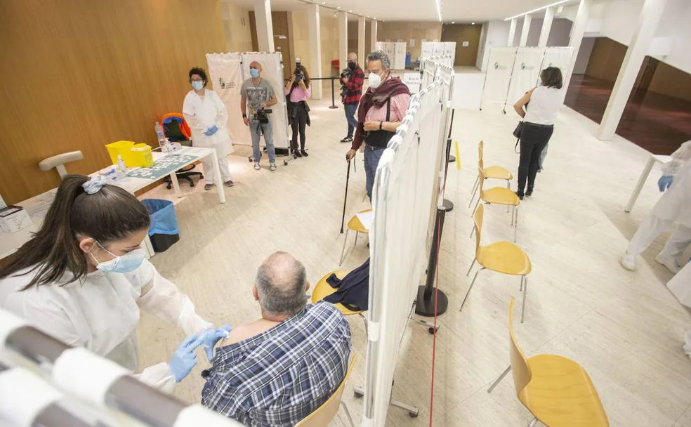 Vacunación en el Palacio de Congresos de Cáceres. /JORGE REY