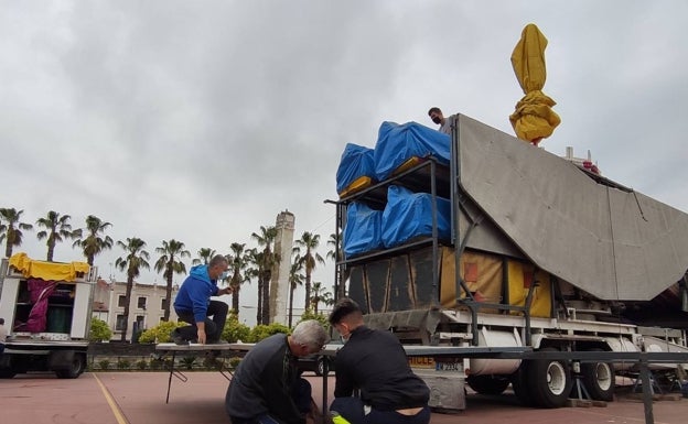 Los habitantes de Oliva reciben con aplausos el Recinto Ferial antes del inicio del montaje de atracciones