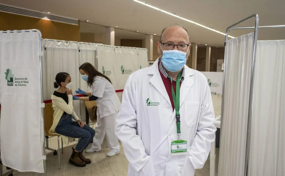 Ángel María Durán es médico jubilado y está colaborando en el proceso de vacunación en Cáceres. /JORGE REY