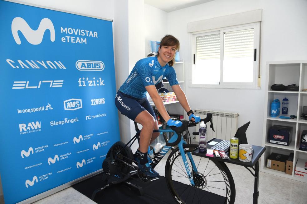 Ana Dillana, con la bicicleta sobre el rodillo, entrenando en la nueva modalidad de ciclismo virtual. / D. PALMA