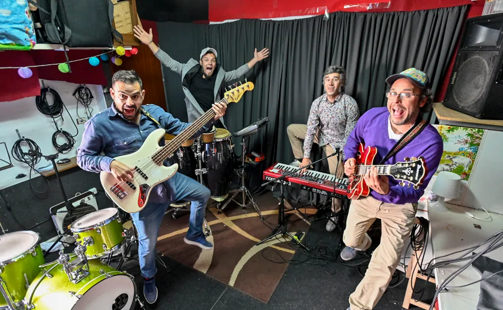 Javato (guitarra), Alejandro Gordillo (bajo), David Carbonell (teclados) </p><p>y Sito Agudo (percusión), durante un ensayo. /José Vicente Arnelas