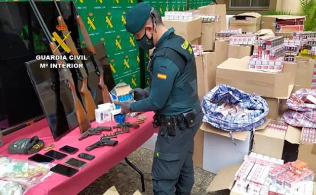 Tabaco y armas localizadas durante la operación del pasado viernes. /HOY