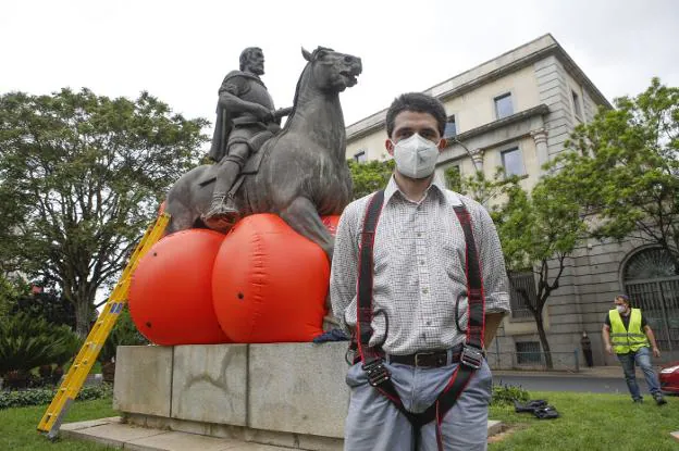 El artista madrileño Ampparito preparando su instalación en la estatua ecuestre de Hernán Cortés. / A. MÉNDEZ