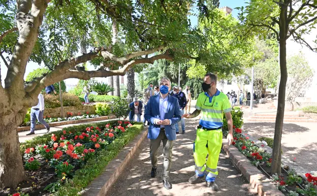 El alcalde, Francisco Fragoso, durante su visita esta mañana a los recién remodelados Jardines de la Galera. /José vicente arnelas