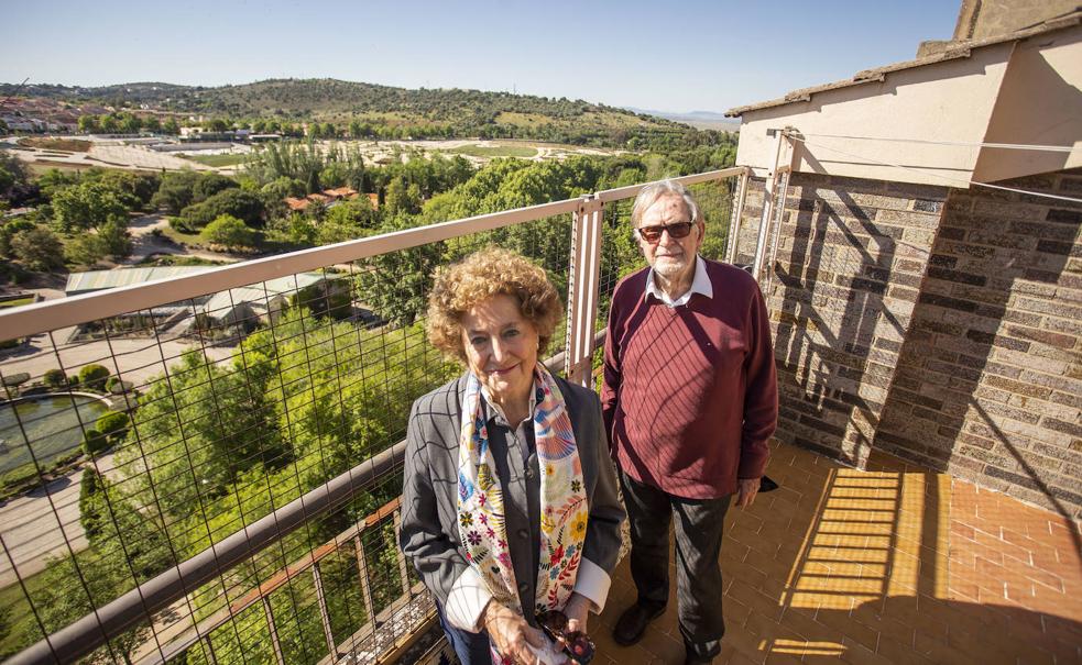 María del Mar Lozano Bartolozzi y su esposo, Vicente Plasencia, en su terraza con el parque del Príncipe de fondo. /JORGE REY