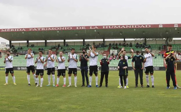 Los jugadores del Mérida saludan a la afición del Romano el pasado domingo antes del choque frente al Atlético Baleares./j. m. rOMERO