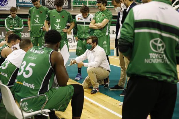 Roberto Blanco instruye a sus jugadores durante un tiempo muerto. / A. MÉNDEZ