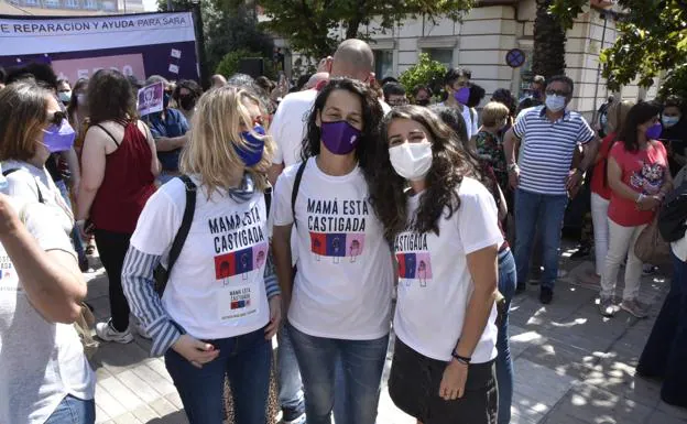 Irene de Miguel (a la derecha), coordinadora de Podemos Extremadura, se ha sumado a la concentración en Badajoz./CASIMIRO MORENO