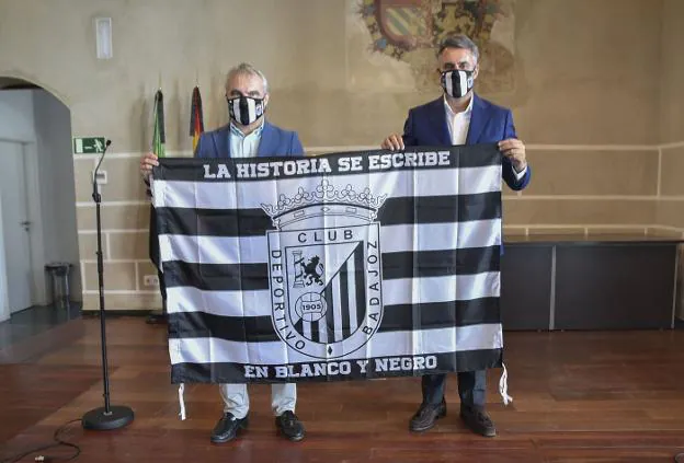 Fragoso y Joaquín Parra sujetan la bandera del Clun Deportivo Badajoz en junio. / HOY