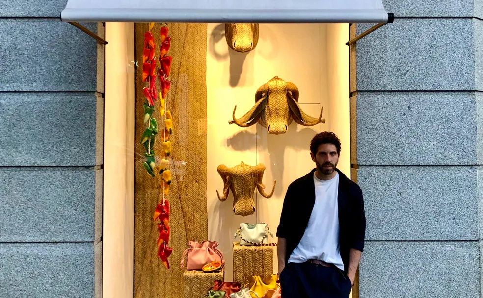 Javier S. Medina delante de una tienda de Loewe en Madrid. /Hoy