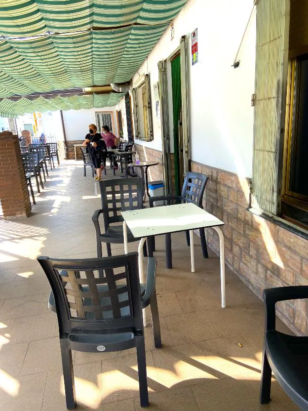 Dos señoras se levantan de su mesa en el bar La Pista de Ceclavín. / A.T.