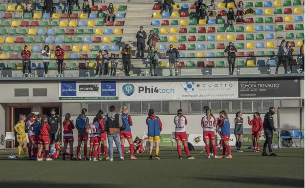 Las jugadoras del Santa se despiden de su público tras un partido de esta temporada en El Vivero. /Pakopí