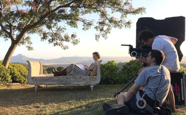 Un momento del rodaje de 'Karen', ambientada en África y filmada cerca de Trujillo. / HOY