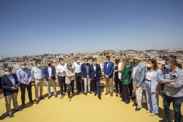 Representantes de las administraciones locales, provinciales y regionales en la inauguración de la Ronda Sureste de Cáceres el pasado lunes. / JORGE REY