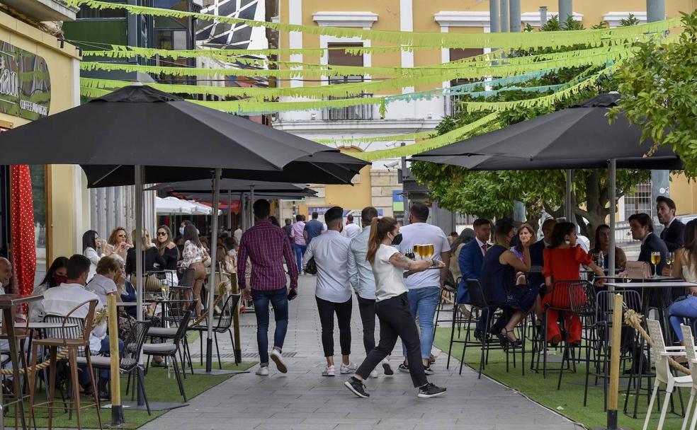 La Plaza de España fue uno de los lugares más concurridos ayer, durante el primer día de feria. /CASIMIRO MORENO