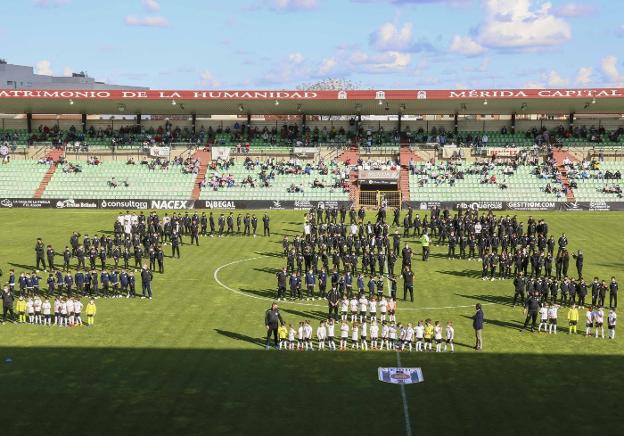 Presentación de la cantera emeritense en el penúltimo partido de Liga en el estadio Romano. / J. M. ROMERO