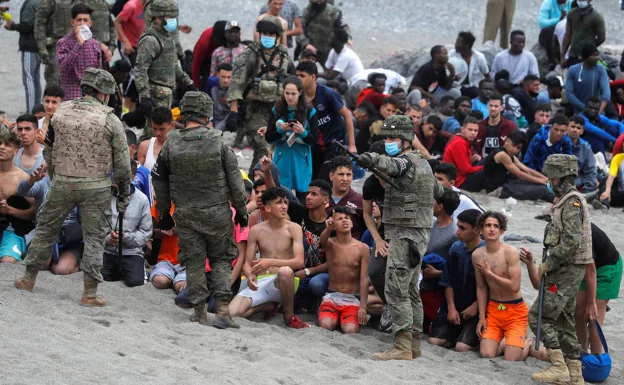 Personal del Ejército atiende a los menores que llegaron a Ceuta el pasado mes de mayo.