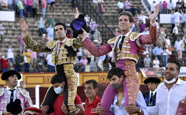 Emilio de Justo y Ginés Marín abandonan a hombros la plaza de Badajoz. /casimiro