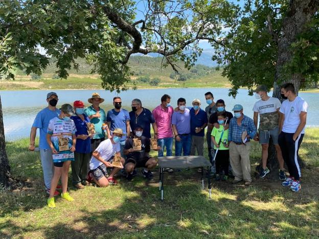 Ganadores del concurso de pesca, otra actividad celebrada este mes. / A.J.