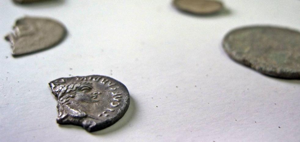 Detenidos dos cacereños por expoliar un tesorillo de 90 monedas romanas - Vimarsana News
