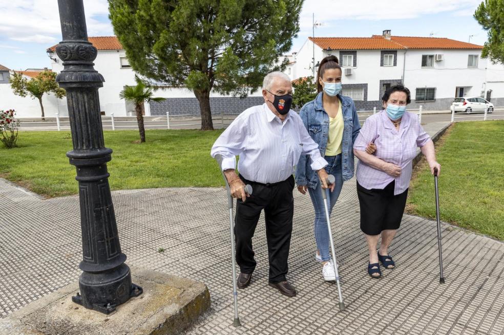 Inmaculada Mendo con Rufino Gutiérrez y Virgilia Iglesias de paseo por el pueblo. / ANDY SOLÉ