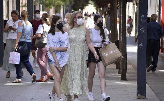 Peatones con máscaras este martes en Badajoz.