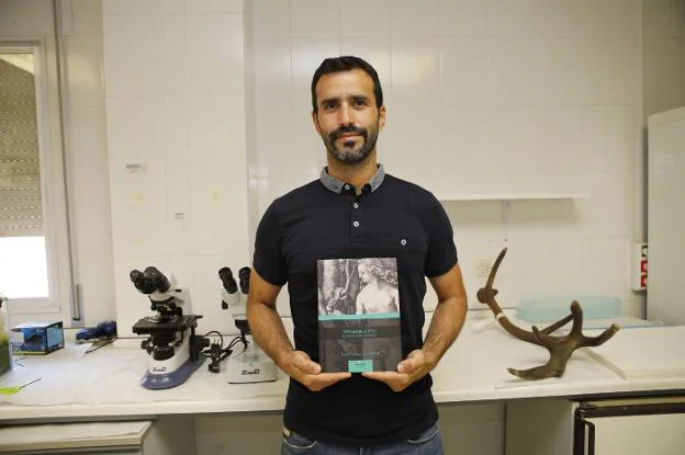 El profesor de Veterinaria Javier Pérez con su libro 'Resarcir a Eva. Historias de la evolución'. / ARMANDO MÉNDEZ