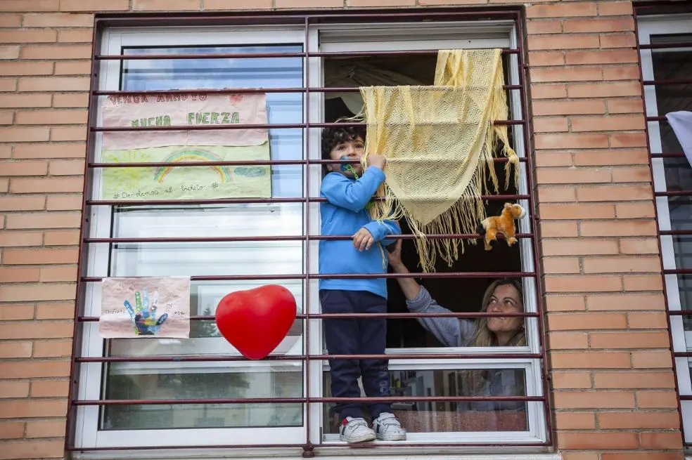 Un niño con su madre durante el confinamiento en Arroyo de la Luz./Jorge Rey