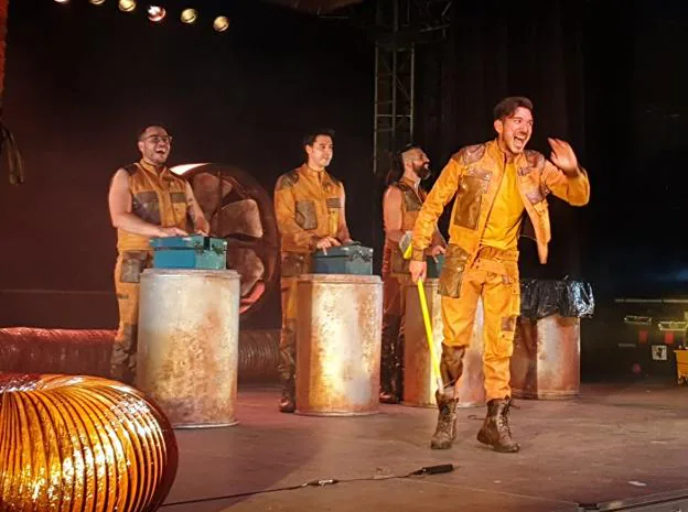 El espectáculo 'Trash!' sorprendió en Villanueva de la Serena. / S. G.