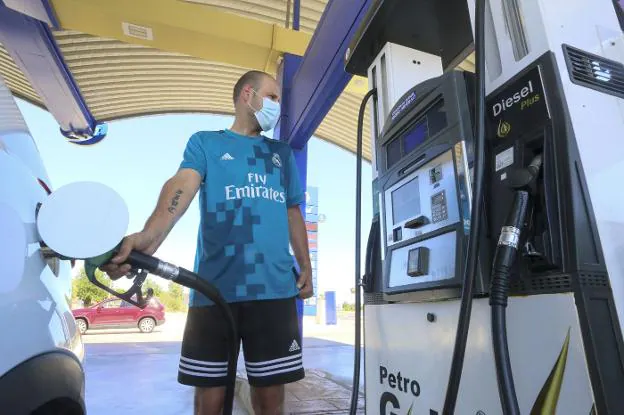 Un cliente repostó en una gasolinera automática en Mérida. 