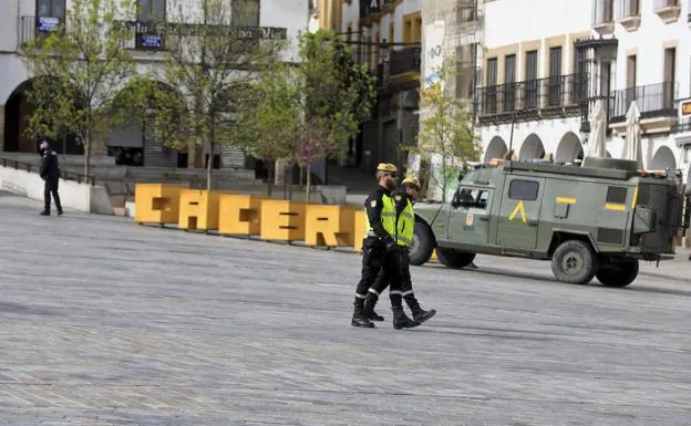 Militares vigilan en la Plaza Mayor de Cáceres en marzo del 2020. /HOY