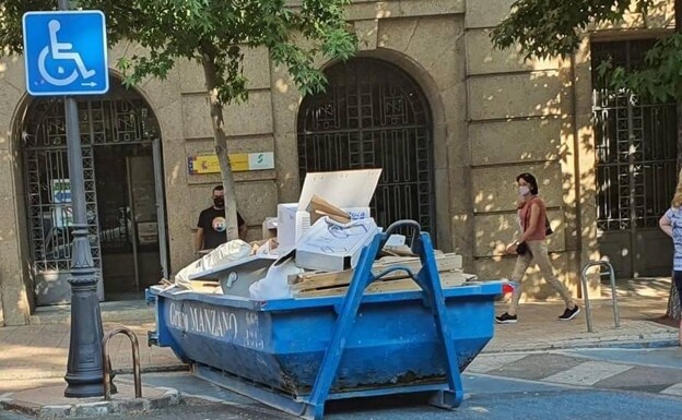 El contenedor ya ha sido retirado de la plaza de minusválidos que ocupaba en la avenida de España. /HOY