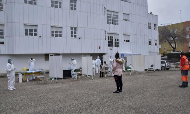 Pruebas diagnósticas realizadas en el centro de salud de La Paz, en Badajoz, el pasado enero. / HOY