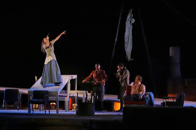 Irene Arcos, in one of the most applauded moments of 'Antígona'. 