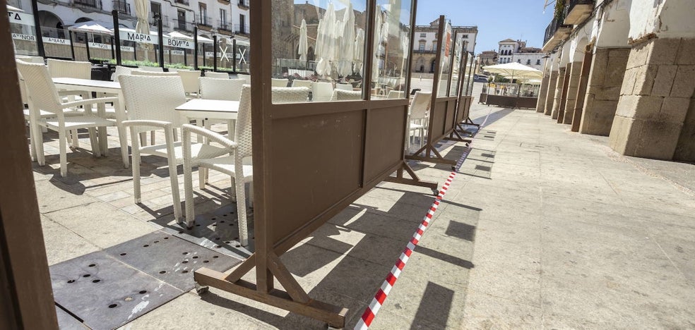 La Policía reordena las terrazas de la Plaza Mayor de Cáceres y quita las mesas de los soportales - Vimarsana News