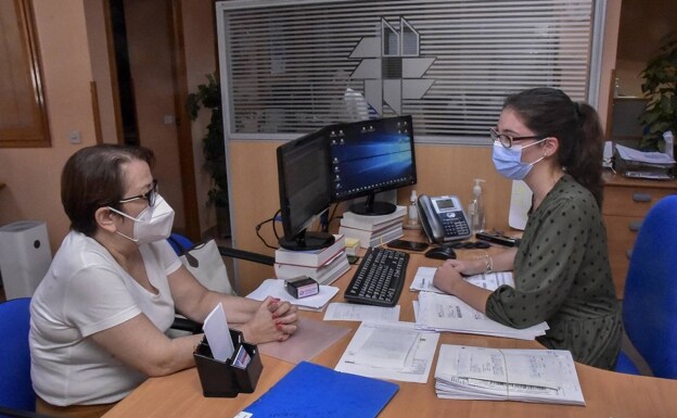 Una trabajadora de la asesoría fiscal Cobisem, en Badajoz, durante su jornada laboral./ C. Moreno