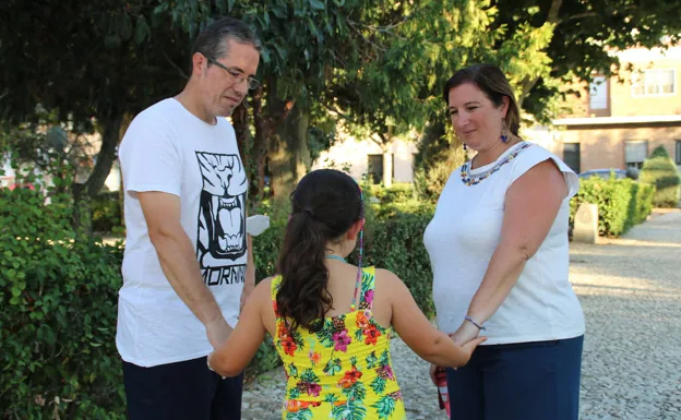 Belén y Eduardo con su hija en un parque de Villanueva de la Serena./Sol gómez