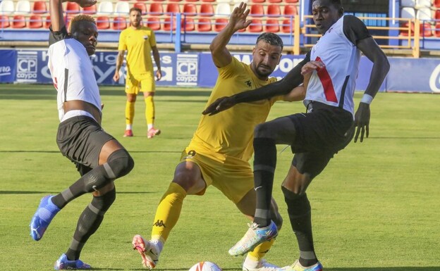 Rubén Mesa pugna por el balón en el partido ante el Sevilla Atlético. /J. M. Romero