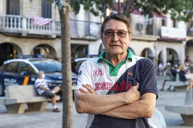 Lisardo Gutiérrez, ex inspector jefe de la comisaría placentina, en la Plaza Mayor. / ANDY SOLÉ