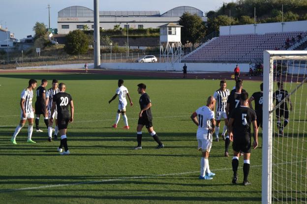 El Badajoz se enfrentó al Salamanca en Elvas sin público. / @CDBADAJOZ