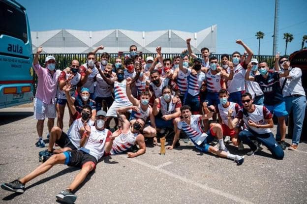 El Capex celebra el histórico ascenso a División de Honor. / @ATLETISMOCAPEX