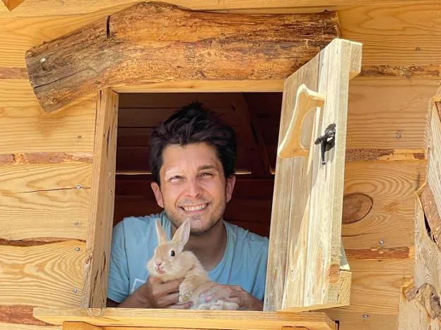 tEn el campo.Jorge Luengo posa junto a Gaspar en la finca que el mago tiene en el Jerte. / HOY