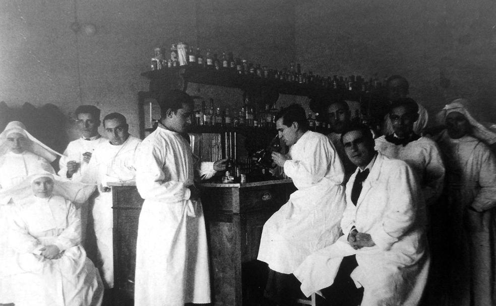 El médico cirujano Ledesma (en primer plano) en el Hospital de Plasencia en 1931/