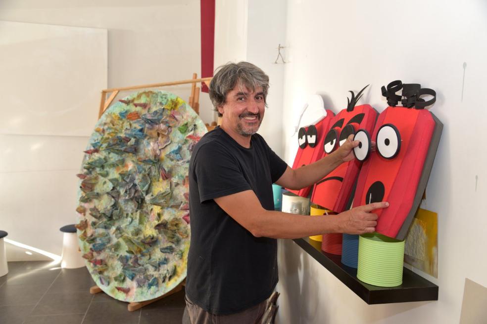 Fernando Barrero en su taller, con algunas de las piezas que elabora para la feria de Ciudad Rodrigo. / D. PALMA
